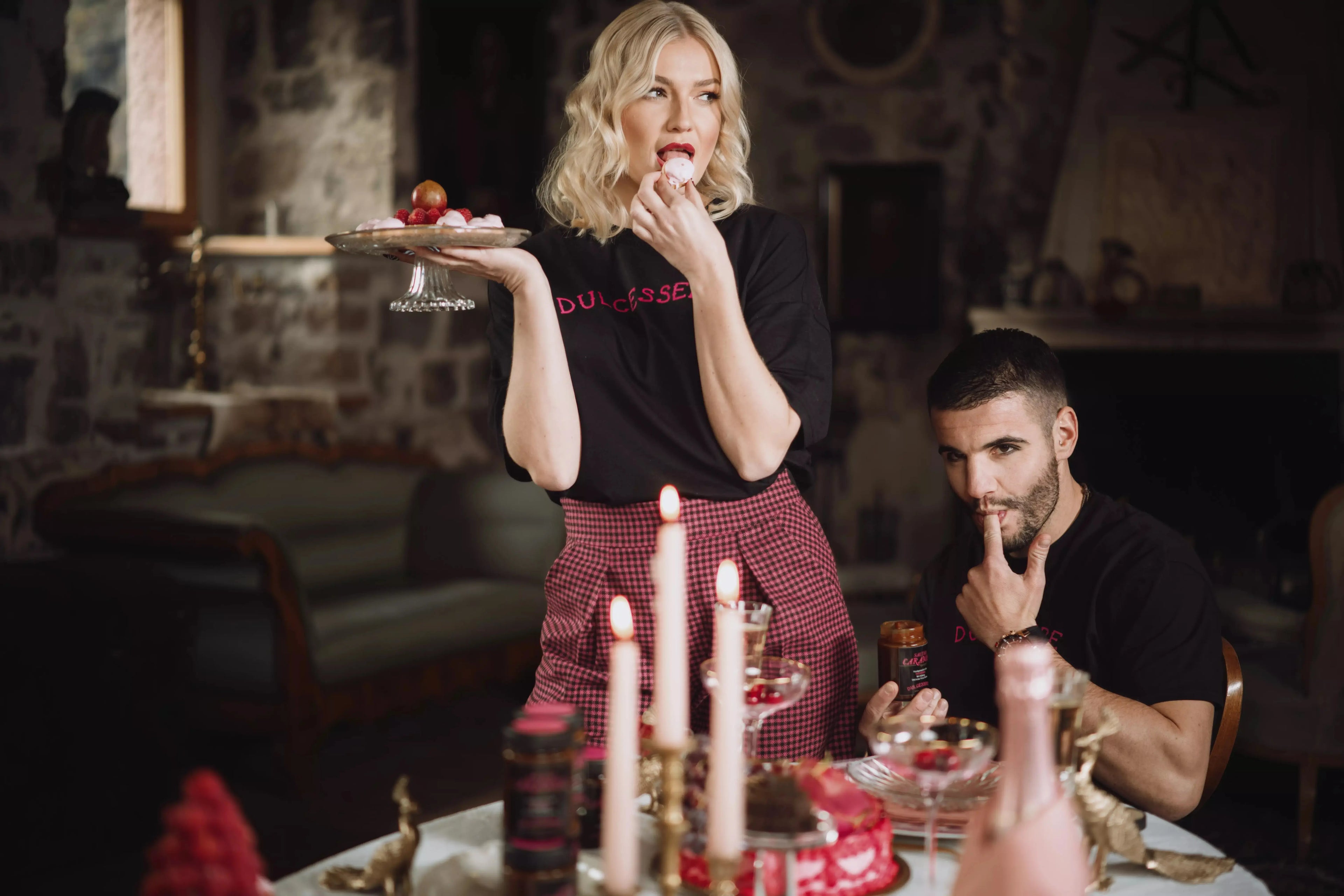 Lifestyle-Szene mit Dulcesserie Desserts, Macarons und Salted Caramel – Genuss, Attitüde und Luxus vereint