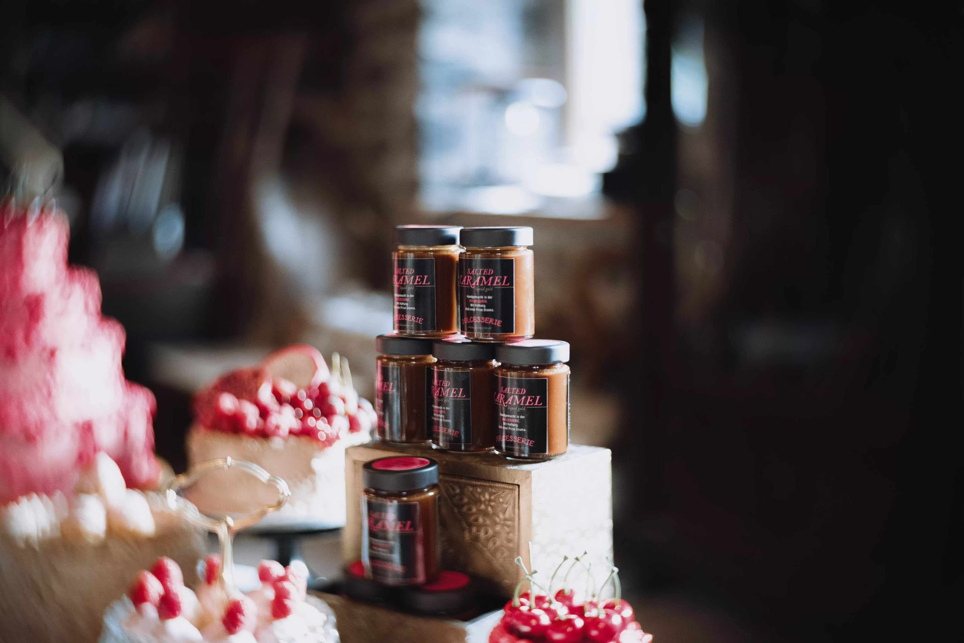 Dessertszene mit Früchten, Champagnergläsern und Dulcesserie Salted Caramel – dekadenter Genuss im Glas