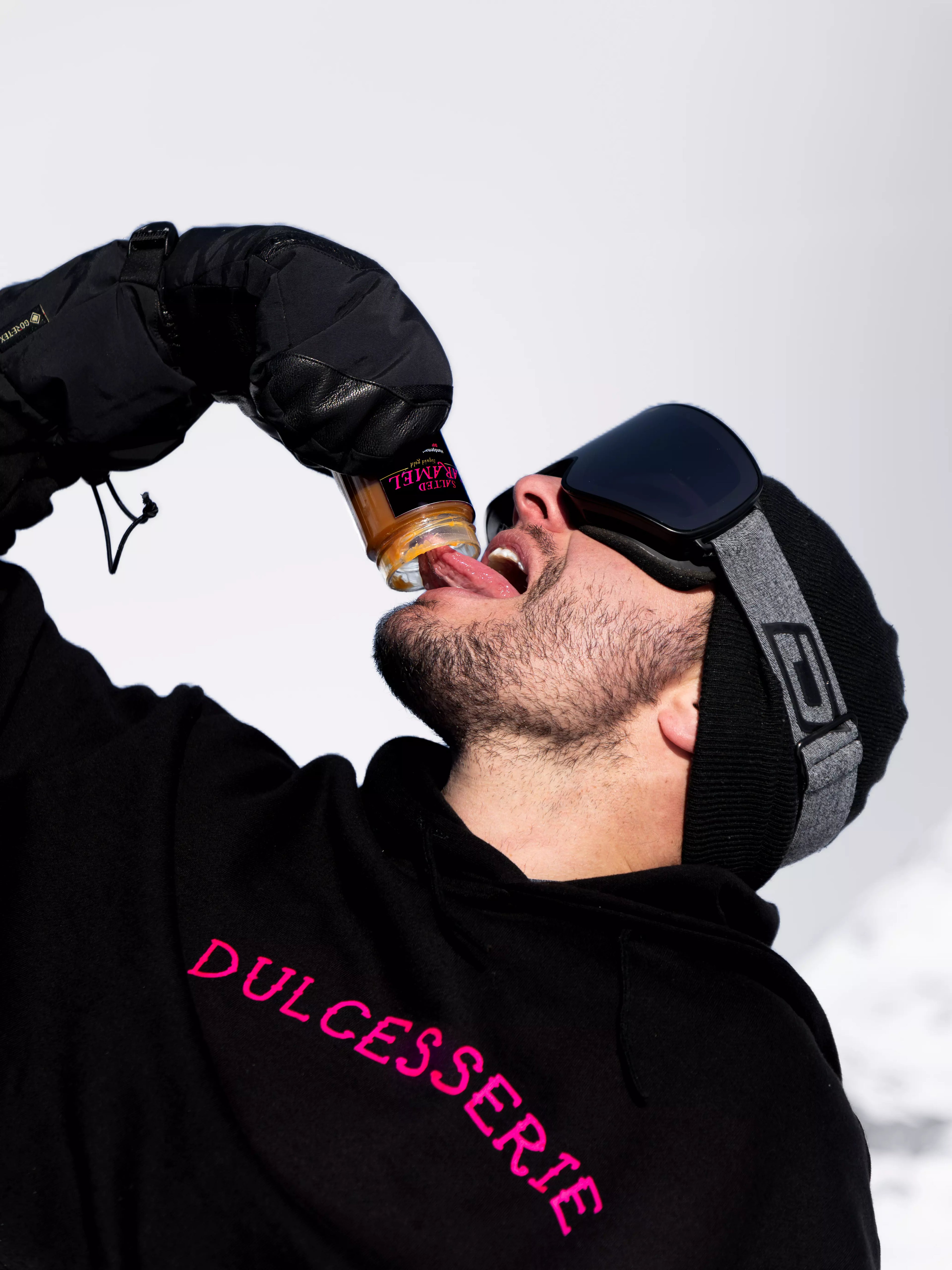 Salted Caramel Liquid Gold von Dulcesserie wird pur direkt aus dem Glas genossen